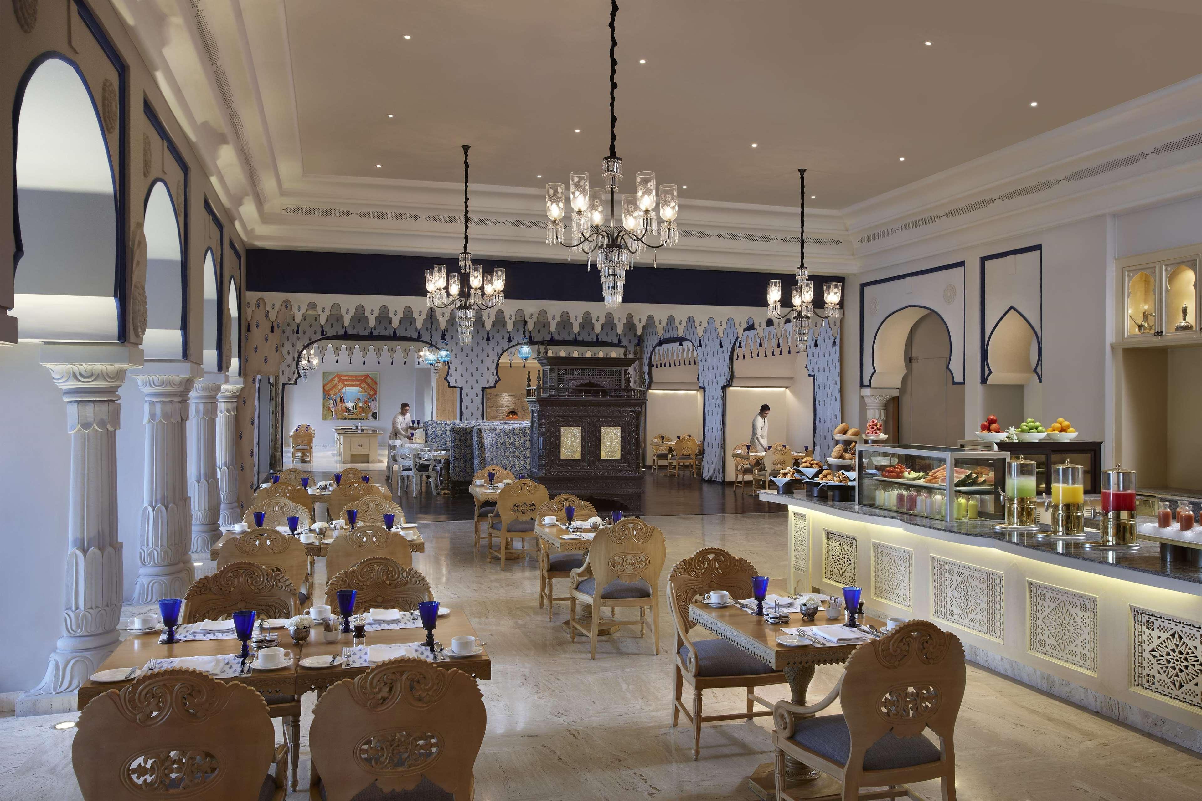 Fairmont Jaipur Ξενοδοχείο Εστιατόριο φωτογραφία The restaurant at the Taj Mahal Palace