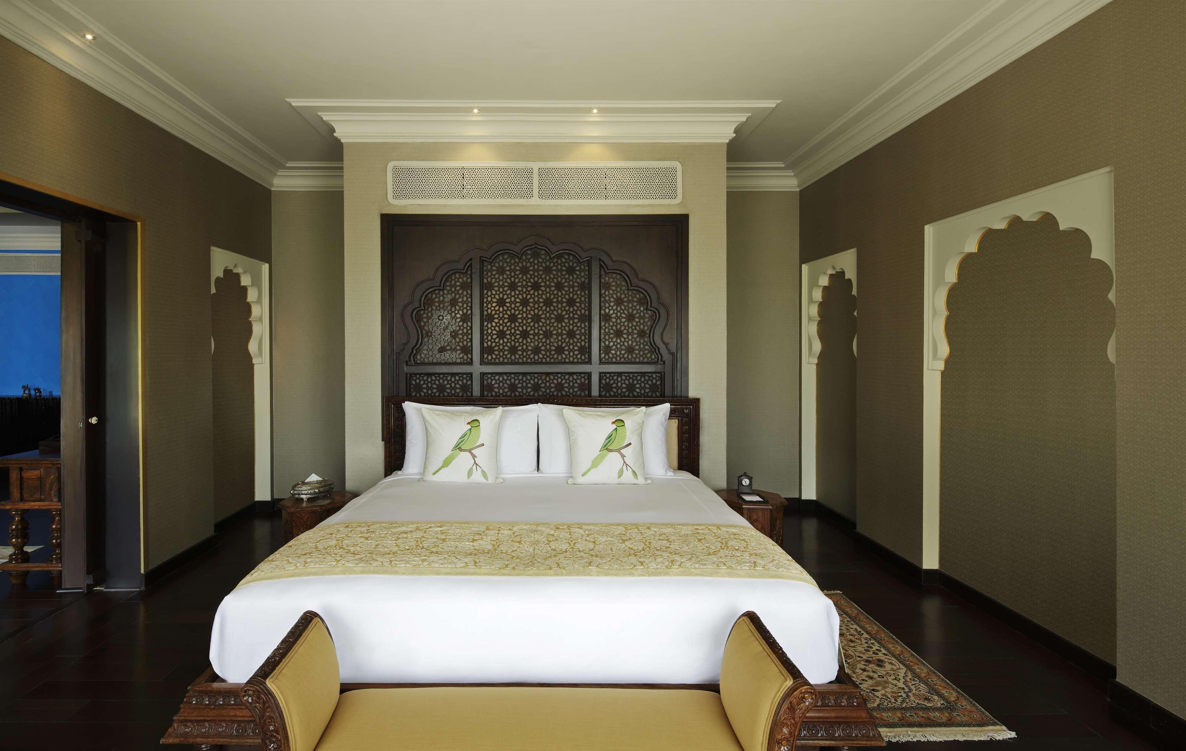Fairmont Jaipur Ξενοδοχείο Δωμάτιο φωτογραφία A bedroom at the Taj Mahal Palace