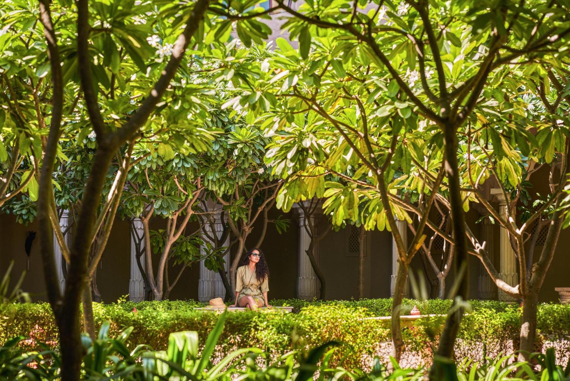 Fairmont Jaipur Ξενοδοχείο Εξωτερικό φωτογραφία A woman praying in the garden